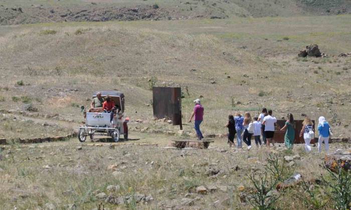 Ani’yi Turistler Elektrikli Faytonla Geziyor