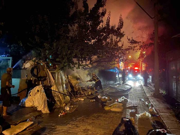 Uşak’ta Hurda Bulunan Bahçede Yangın
