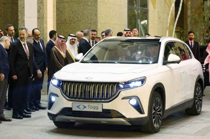 Veliaht Prens Muhammed Bin Selman Kendisine Hediye Edilen Togg İle Cumhurbaşkanı Erdoğan’ı Oteline Bıraktı