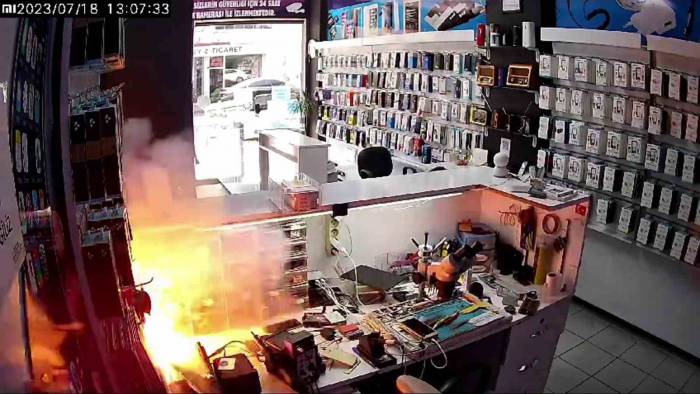Şarjdaki Cep Telefonu Bomba Gibi Patladı