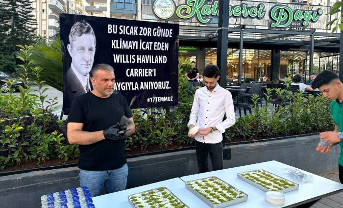 Hissedilen Sıcaklık 50 Derece Olunca, Klimayı Bulan Carrier Anısına Tatlı Dağıttılar