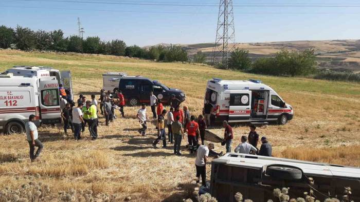 Tekstil İşçilerini Taşıyan Minibüs Tarlaya Uçtu: 5 Yaralı