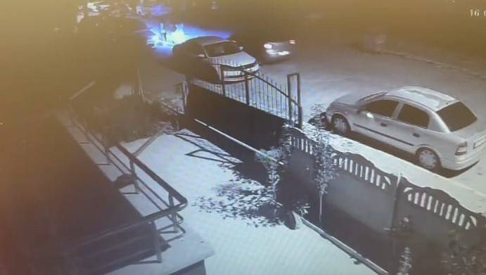Otomobille 2 Kişiyi Ezdi, Arkasına Bile Bakmadan Kaçtı