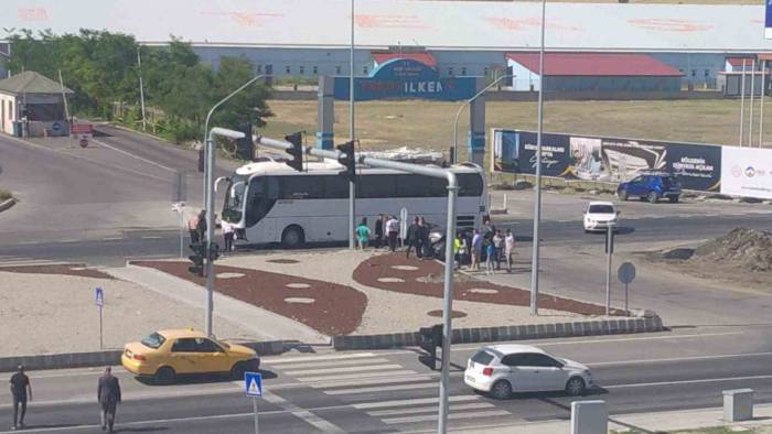 Yolcu Otobüsü Otomobille Çarpıştı; 2 Yaralı