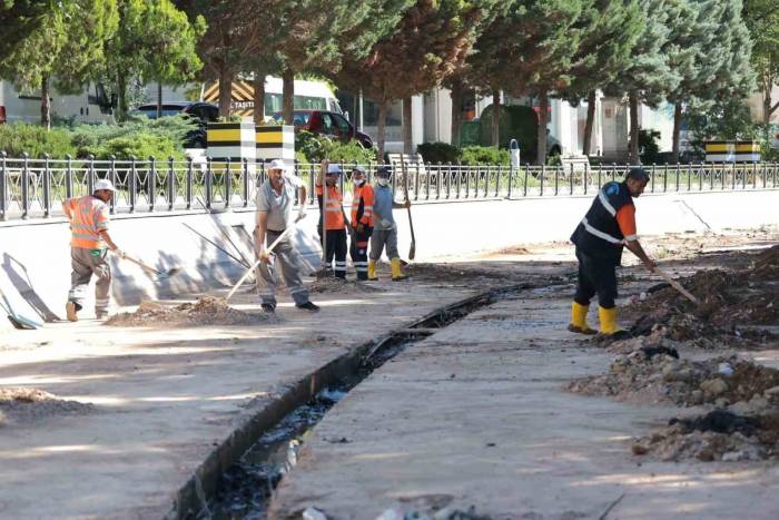 Çöplüğe Dönen Uluırmak Kanalı Belediye Tarafından Temizleniyor