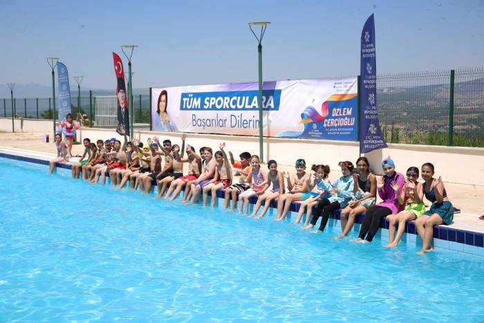 Aydın Büyükşehir Belediyesi’nden Karacasulu Çocuklara Karne Hediyesi