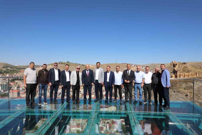 Başkan Pekmezci Misafirlerini Seyir Terasında Ağırladı