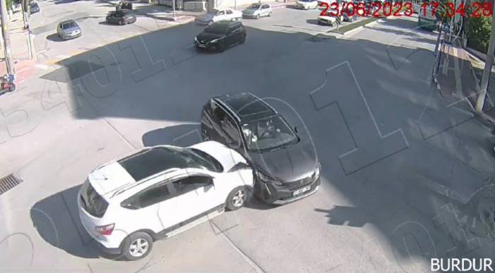 Burdur’daki Trafik Kazaları Güvenlik Kameralarına Yansıdı