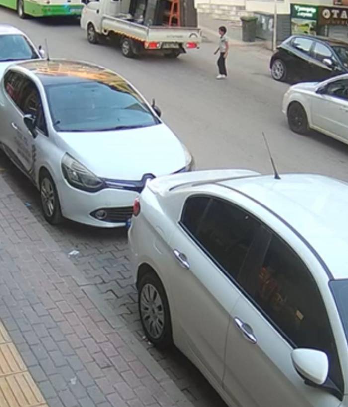 Yola Aniden Fırlayan Çocuğa Otomobil Böyle Çarptı