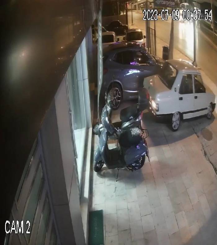 Park Halindeki Motosikletlere Çarpıp Arkasına Bakmadan Kaçtı