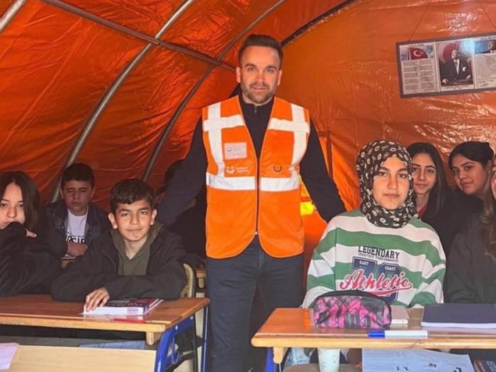Depremzede Miniklere Oyuncak Ve Mutluluk Kutusu Sürprizi