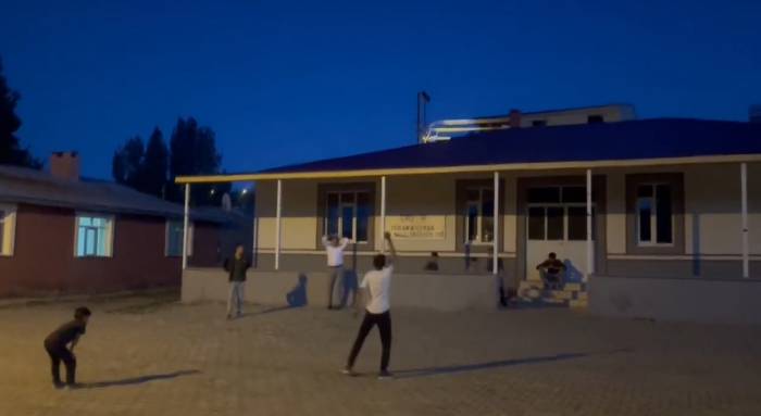 Digor’da Kaymakam Çocuklarla Top Oynadı