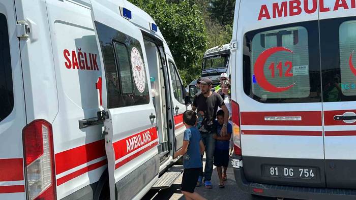 Kamyon İle Otomobil Çarpıştı: 3’ü Çocuk 5 Yaralı