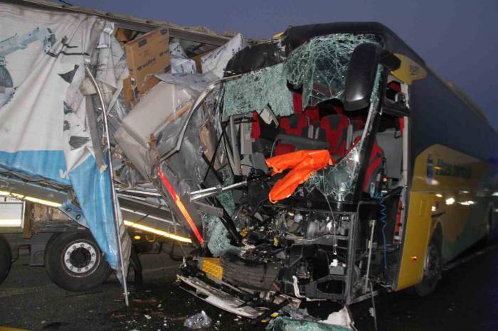 Elazığ’da Yolcu Otobüsü İle Tır Çarpıştı: 1 Ölü, 32 Yaralı