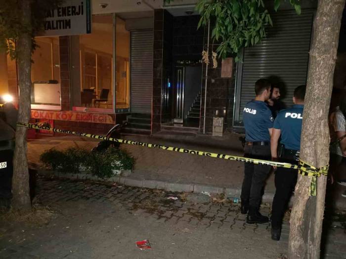 Esenyurt’ta Bir Baba, Gelinine Bıçak Çektiği Gerekçesiyle Oğlunu Bıçaklayarak Öldürdü