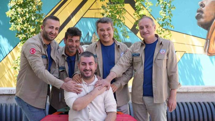 Hatay’da 24 Saat Sonra Enkazdan Çıkarılan Vatandaş Arama Kurtarma Ekipleri İle Buluştu