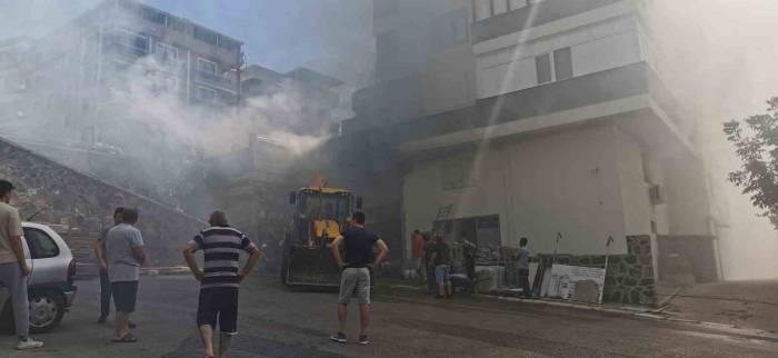 İzmir’de İnşaat Malzemeleri Deposunda Yangın