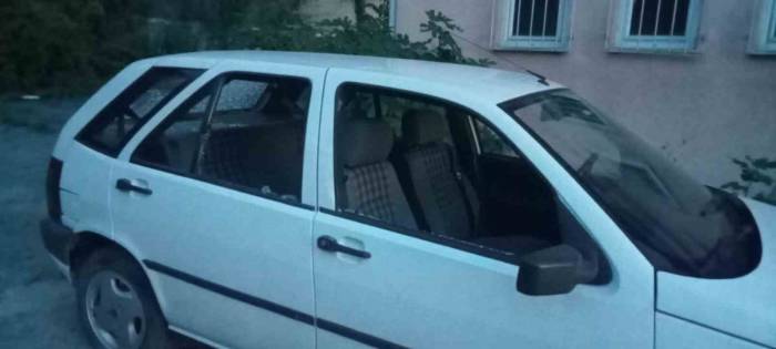 Park Halindeki Otomobilin Camlarını Kırıp Lastiklerini Patlattılar