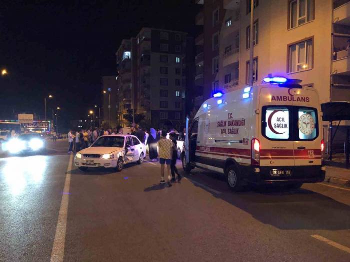 Kazada Savrulan Otomobil Park Halindeki 2 Otomobile Çarptı: 2 Yaralı