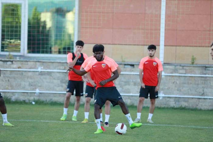 Joseph Attamah Takıma Katıldı