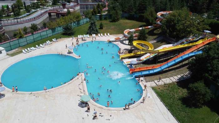 Keçiören’de Deniz Tadında Aquaparklar