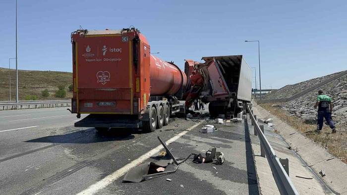 İbb’ye Ait İstaç Tırı Otoyolda Kamyonete Çarptı : 1 Yaralı