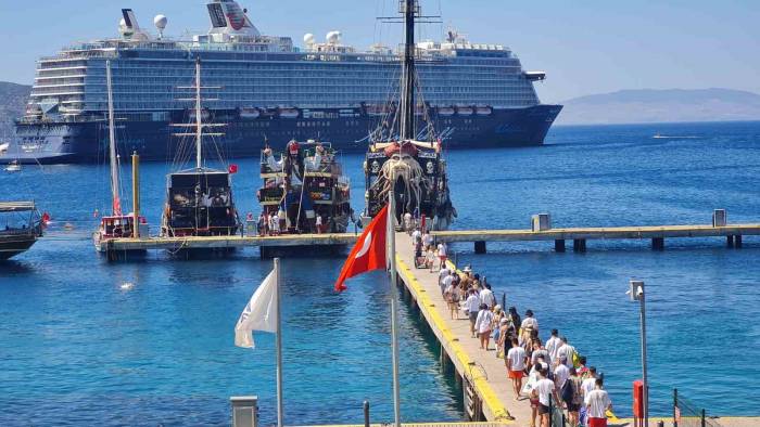"mein Schiff 5" Yeniden Bodrum’da