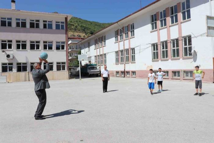 Müdür Sünnetci Öğrencilerle Basketbol Oynadı