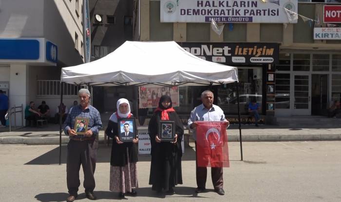 Muşlu Aileler Hdp Önündeki Eylemlerini Sürdürüyor
