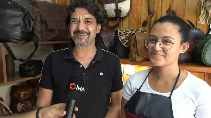 Hobi Olarak Başladığı Deri Sanatında 19 Yaşında Kendi Atölyesini Açtı