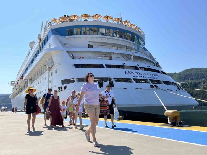 Dev Kruvaziyer 855 Yolcusuyla Amasra Limanına Yanaştı