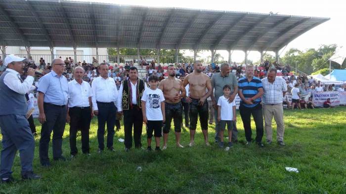 Alaçam Güreşlerinde Yusuf Can Zeybek Başpehlivan