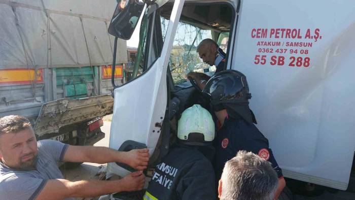 Akaryakıt Tankeri Tıra Çarptı: Sıkışan Sürücüyü İtfaiye Kurtardı