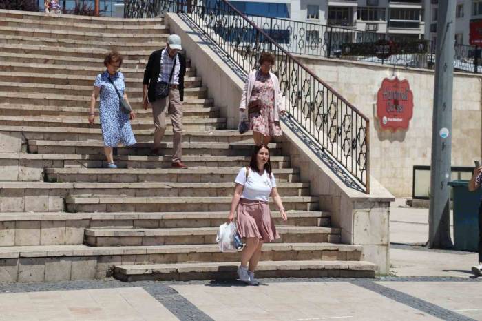 Gündüzleri Kavuruyor, Geceleri Donduruyor