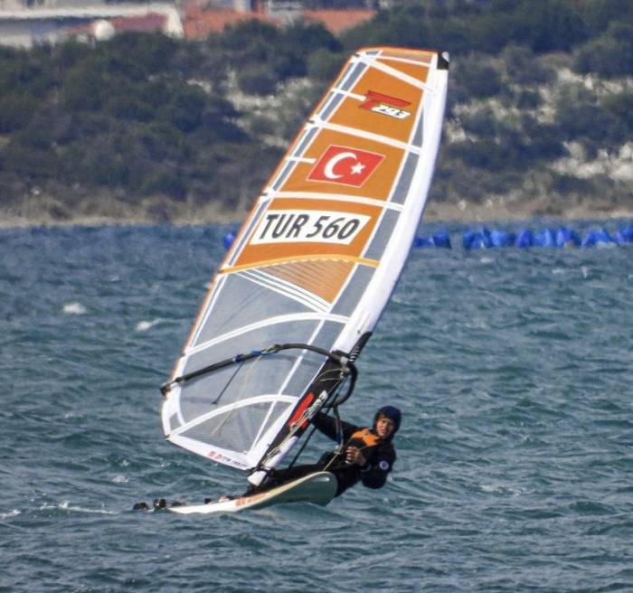 Milli Sörfçü Sarp Şarlı, Fransa’daki Dünya Şampiyonası’na Hazırlanıyor