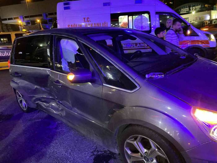 Cevizlibağ E5’te 2 Araç Çarpıştı: 4 Yaralı