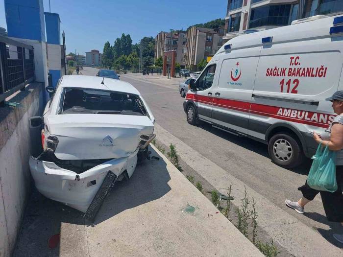 U Dönüşü Yapmak İsteyen Otomobile Çarptı