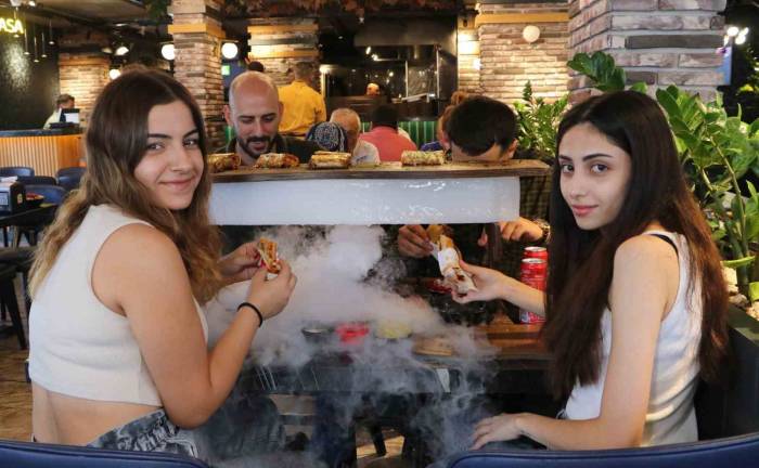 Adanalılar Sıcaktan Ne Yapacağını Şaşırdı, Dönerci De Buzlu Servis Başladı