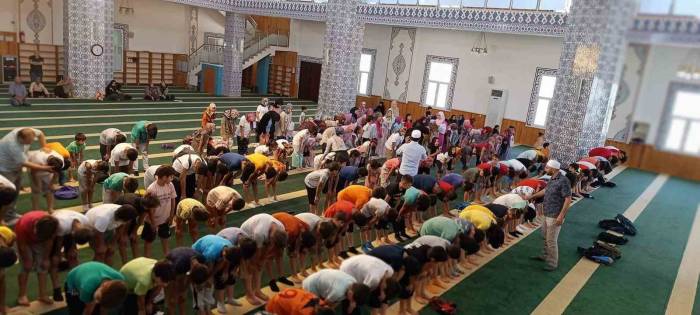 Çocuklar, Yaz Okulunda Hem Öğreniyor Hem Eğleniyor