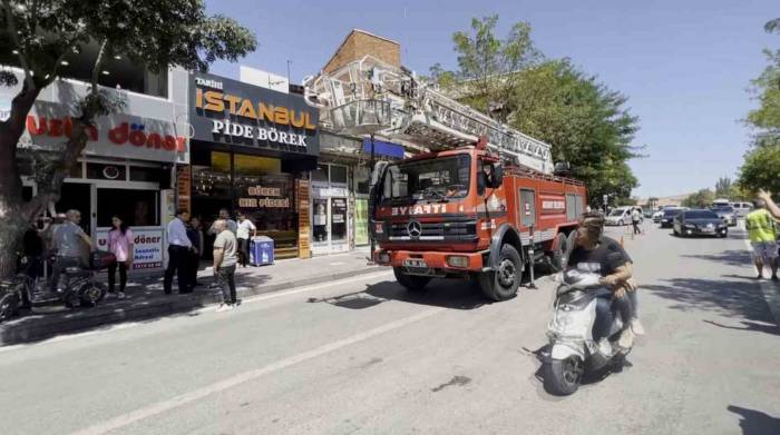 Aksaray’da Döner Salonundaki Yangın Kokuttu