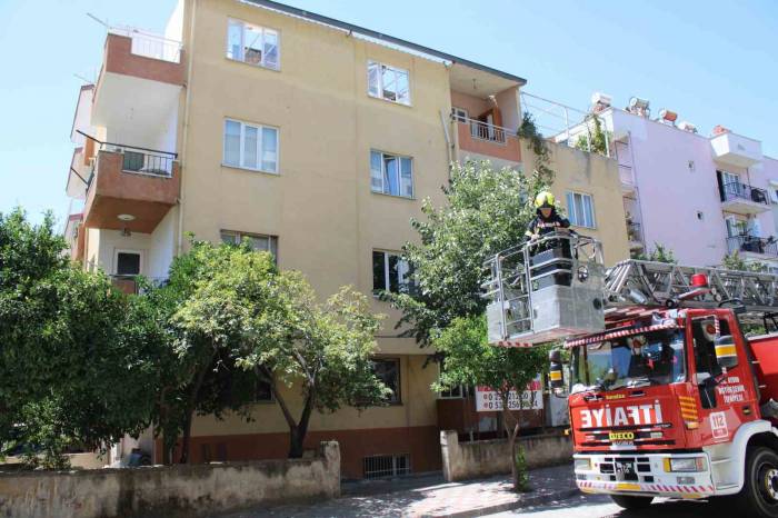 Çatıda Tutuşan Malzemeler, İtfaiye Ekiplerini Harekete Geçti