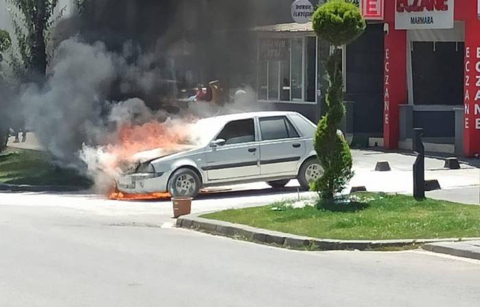 Alev Alev Yanan Otomobilden Atlayarak Kurtuldu