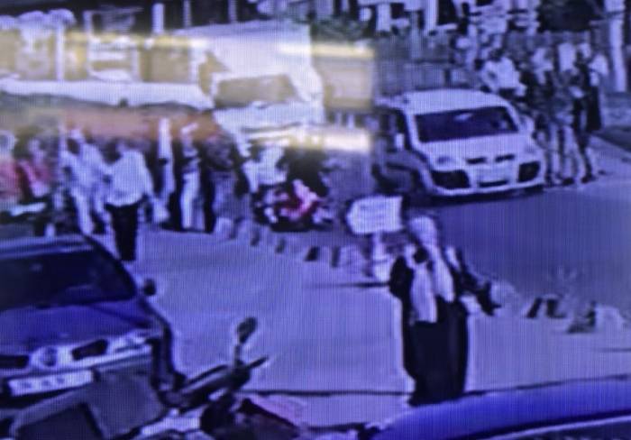 Kırmızı Işıkta Yolun Karşısına Geçen Yayaya Motosiklet Çarptı: O Anlar Kamerada