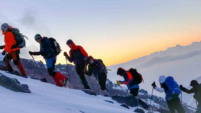 Dağcılar Sis Ve Fırtınada Ağrı Dağı’na Tırmandı