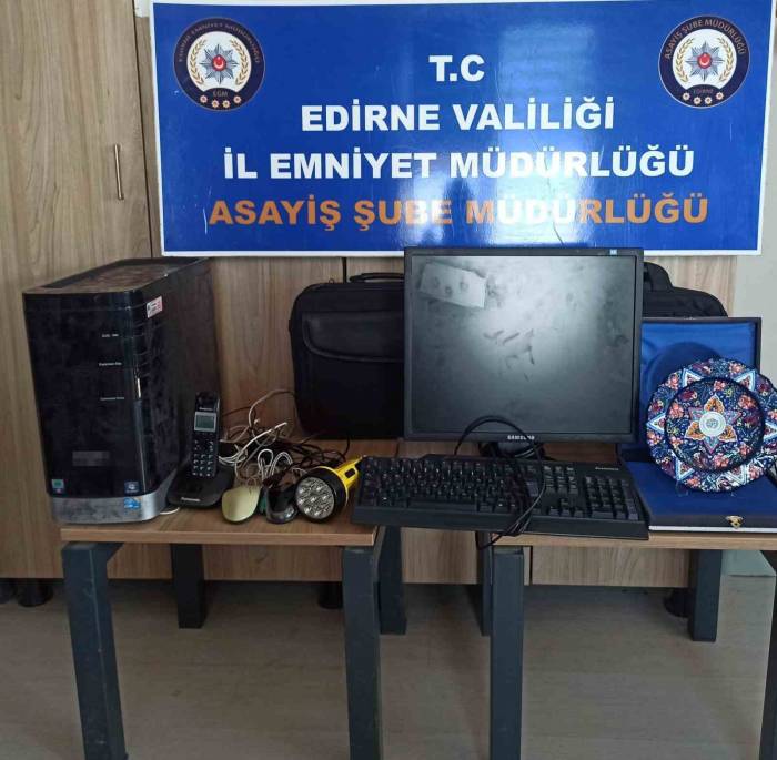 Edirne’de Okuldan Hırsızlık Kamerada: Tanınmamak İçin Güneş Gözlüğü Ve Maske Taktılar