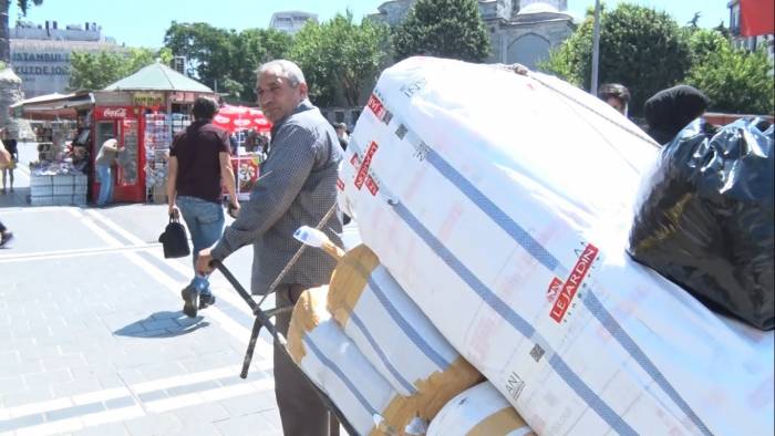 Kavurucu Sıcaklar Altında 200 Kiloluk Yük Taşıyan Hamalların Zorlu Mesaisi