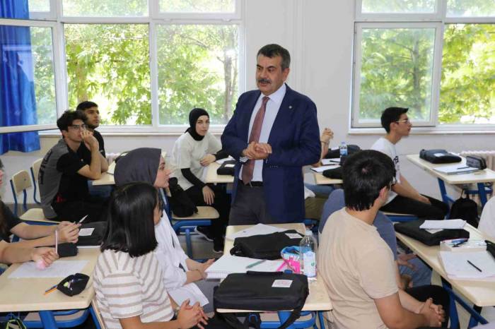 Milli Eğitim Bakanı Tekin, Öğrencilerle Bir Araya