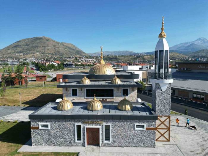 Melikgazi’nin Farklı Mimarisiyle Dikkat Çeken Saçmacı Cami İbadete Açılıyor