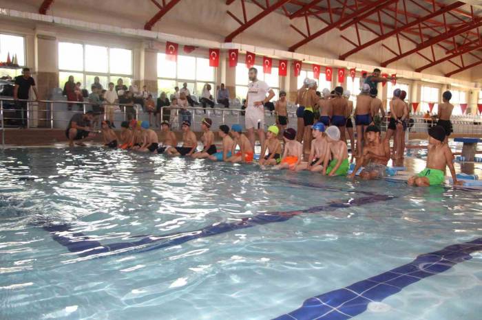 Şırnaklı Çocuklar Hem Yüzme Öğreniyor Hem Eğleniyor