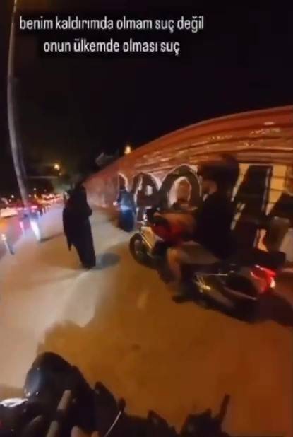 İstanbul’da Motosikletli Şahıs Çarşaflı Kadınların Üzerine Sürerek Korkuttu
